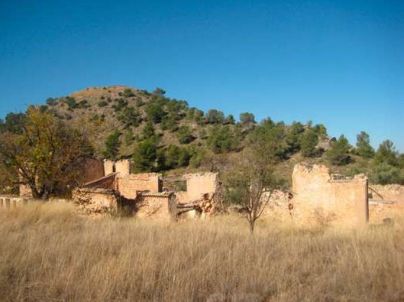 Hiking in the Sierra de las Pansas in Yecla