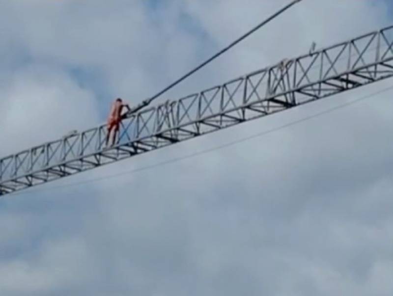 Half-naked drunk tourist scales huge crane on Spanish island