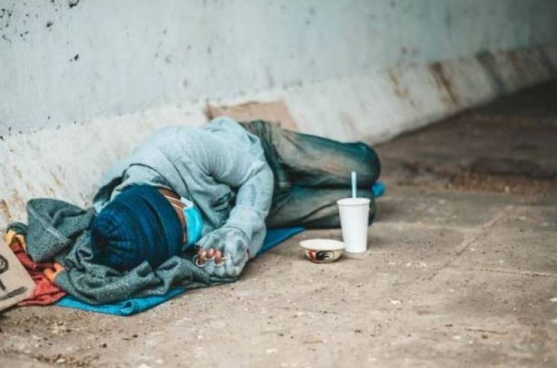 Envelope with 4,100 euros left to homeless foreign man at a lottery office in Malaga