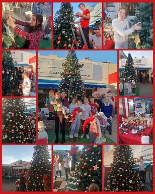 Mazarron Councillor for Camposol turns on Camposol Sector B Community Christmas tree lights