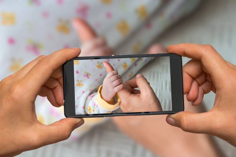 'If I'm not on social media, I don't exist': Spain will put an end to influencers sharing photos of their children