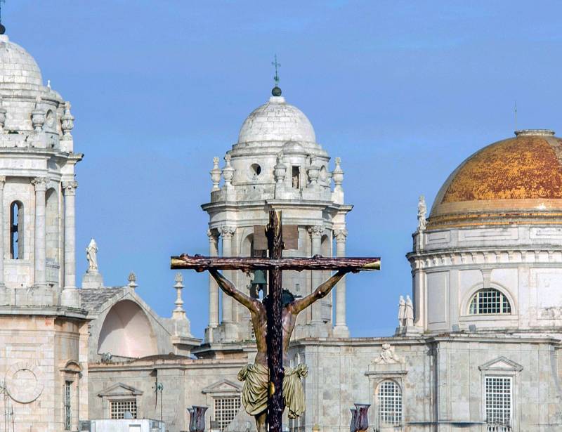 Moreno hails a strong start to Semana Santa as Cádiz prepares for a big Wednesday
