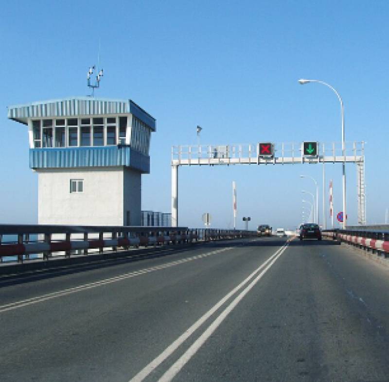 Cádiz's famous bridge is getting a new name, and a poet is taking over from a Francoist mayor